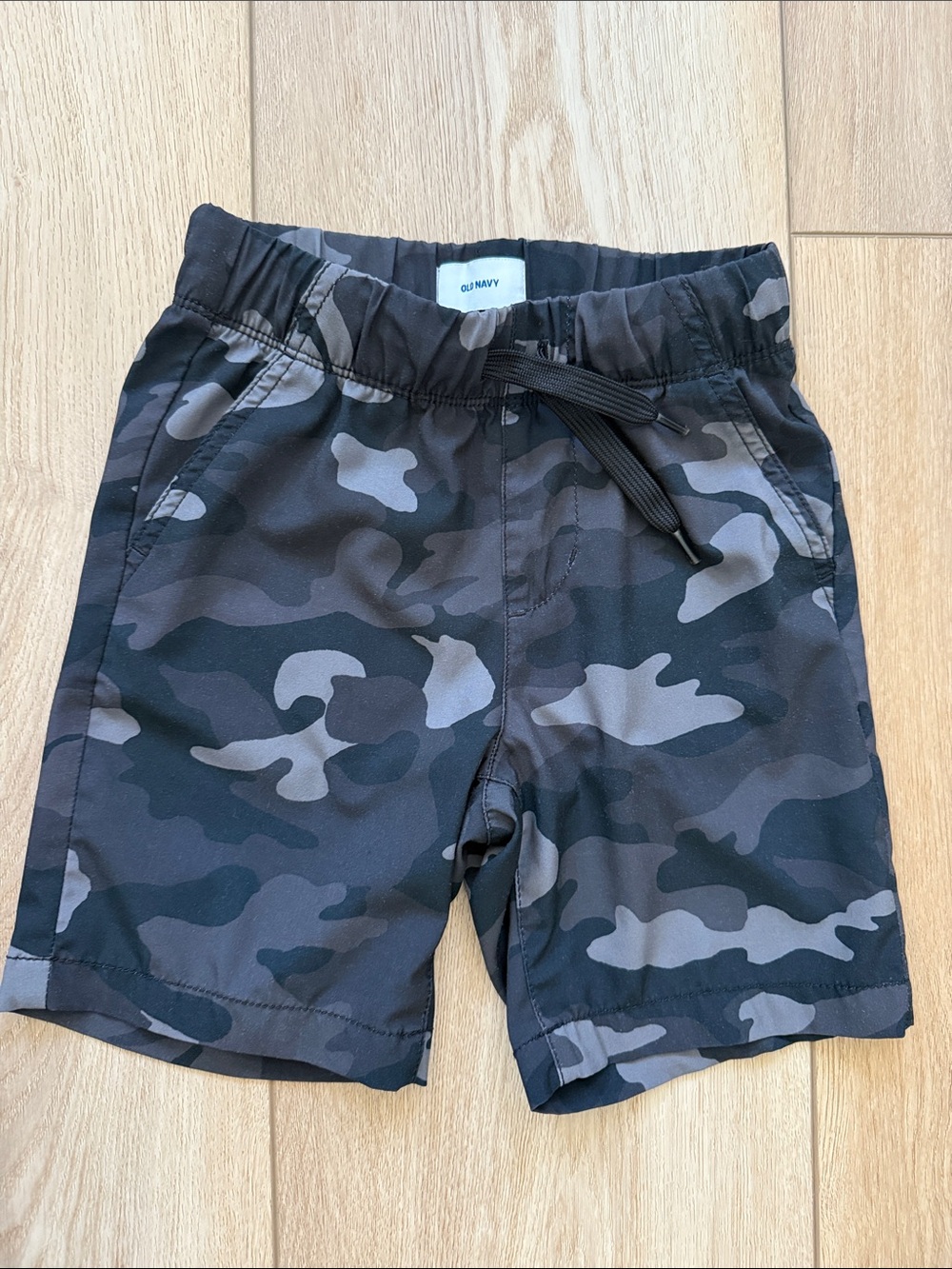 Old Navy Black and Gray Camo Size 6/7 Pull-On Shorts